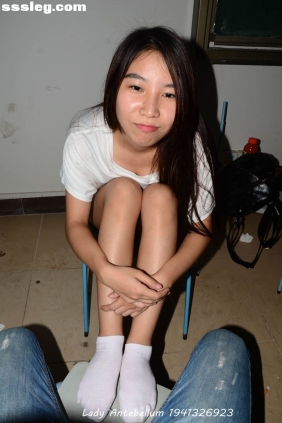 [战前女神]恋足美腿摄影套图025 [27P34M]