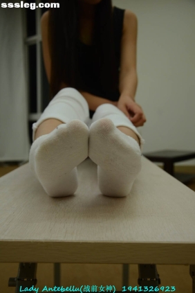 [战前女神]恋足美腿摄影套图052 [179P130M]