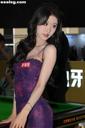 街拍作品 暗紫超低胸吊带裙[160P3.17G]