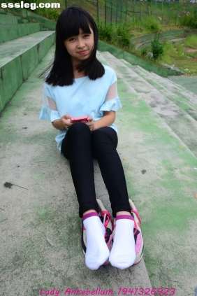 [战前女神]恋足美腿摄影套图045 [82P149M]