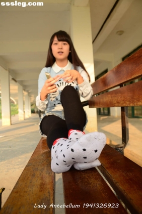 [战前女神]恋足美腿摄影套图015 [131P260M]