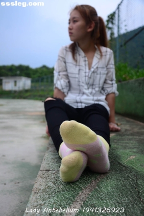 [战前女神]恋足美腿摄影套图042 [100P163M]