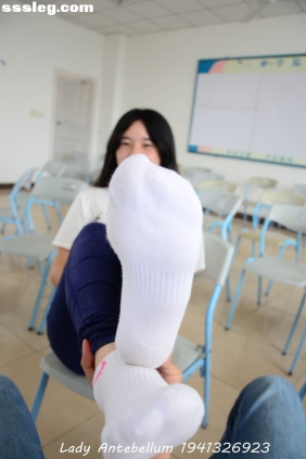 [战前女神]恋足美腿摄影套图067 [88P121M]