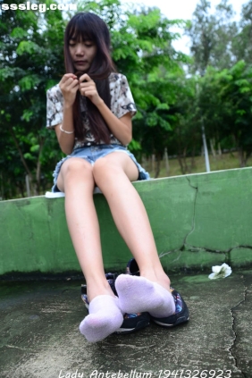 [战前女神]恋足美腿摄影套图133 [139P247M]